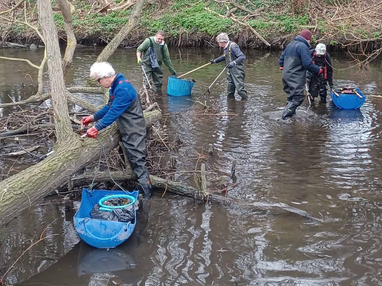 Volunteers at Poulter Park river clean